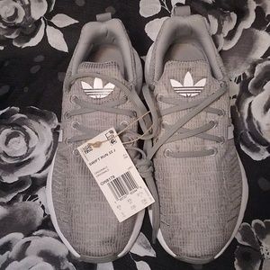 Adidas Swift Run 22 J**Juniors Size 5**